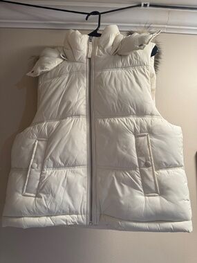 American Eagle Off-White Quilted Puffer Vest
